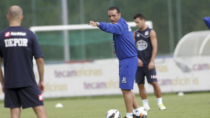 José Luis Oltra durante un entrenamiento de esta semana en Abegondo.