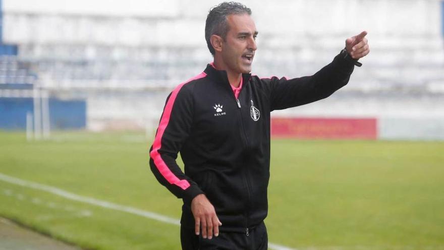 Pablo Lago da instrucciones durante el partido ante el Lugones en el Suárez Puerta.