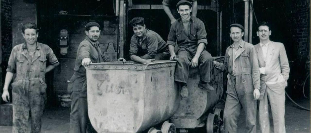 Mineros en el castillete del pozo Llumeres en 1950. Por la izquierda: Pepe Chacón, Paulino Cantarines, Falo de Lena (muerto en la mina en 1952), Pepín del Diablo, Falo Molín, Máximo Barrena y el Nene.