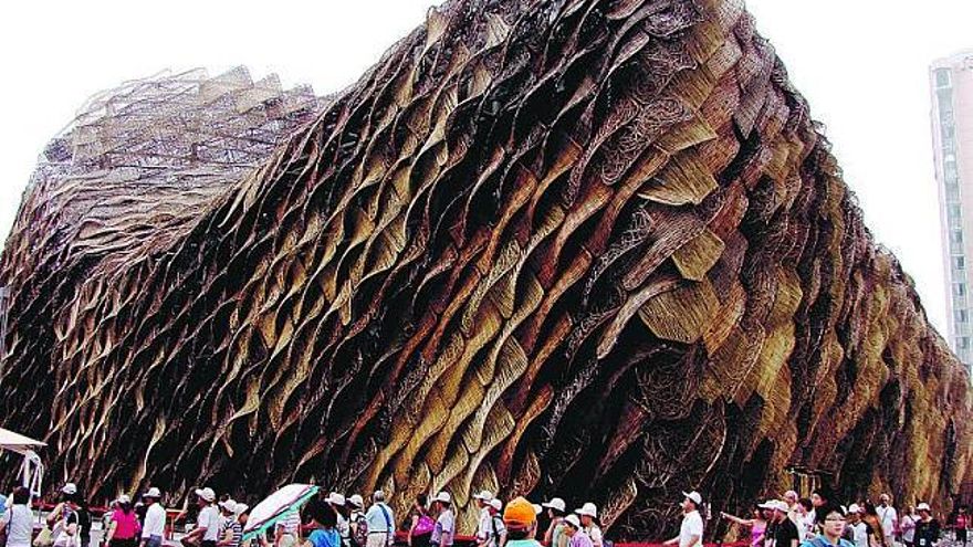 Colores y formas. Arriba, en el pabellón de Italia, los puestos de una orquesta están colocados en la pared; a la derecha, el pabellón de Serbia; debajo, el de China.