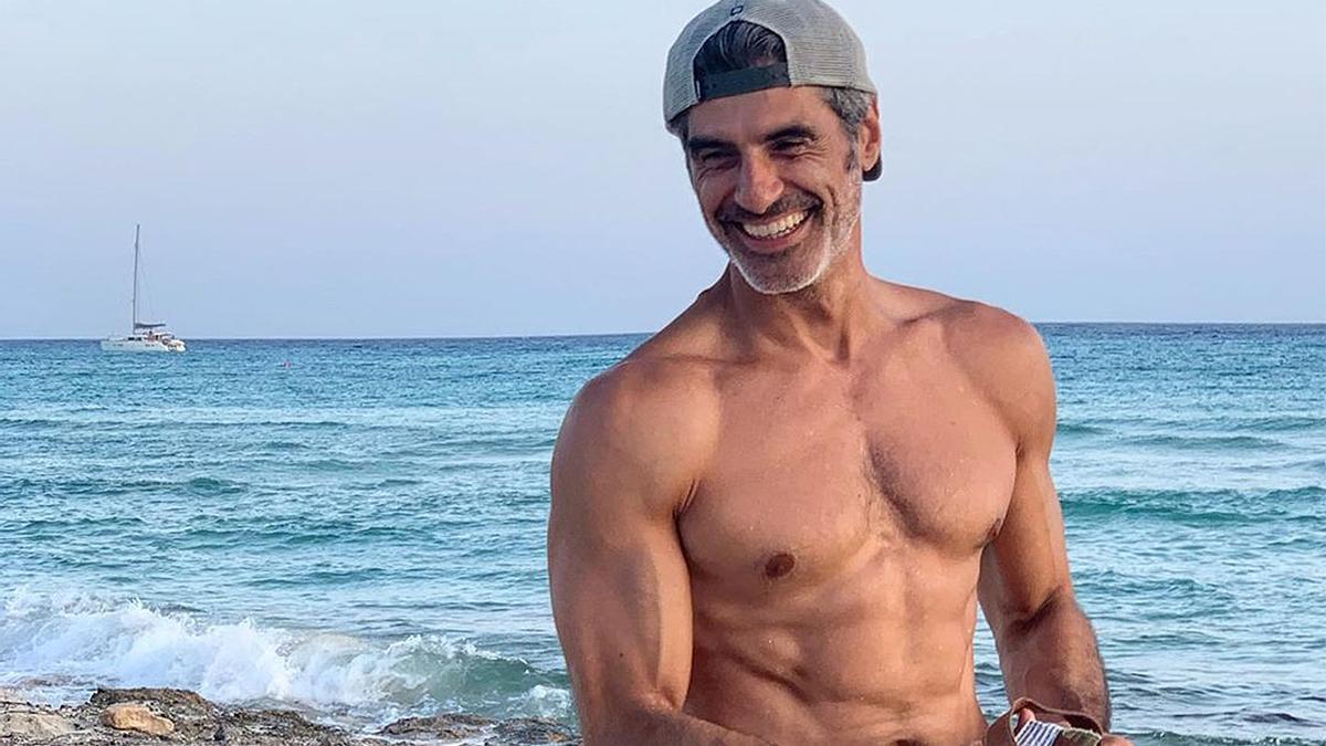 Jorge Fernández conquista a Instagram estudiando sin camiseta y marcando músculos