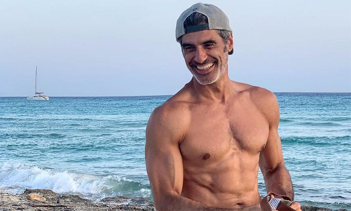 Jorge Fernández conquista a Instagram estudiando sin camiseta y marcando músculos
