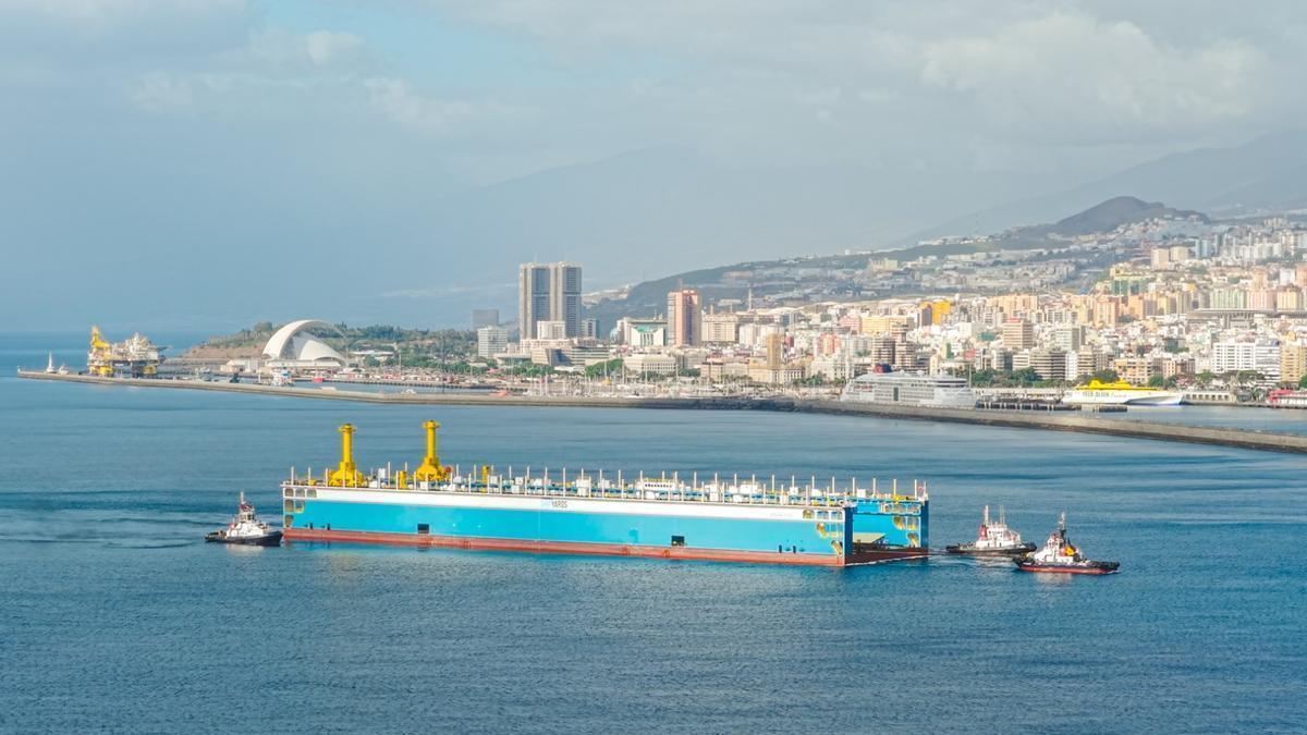 Llegada del dique flotante al Puerto de Santa Cruz de Tenerife.