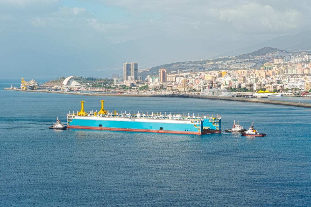 Llegada del dique flotante al Puerto de Santa Cruz de Tenerife.
