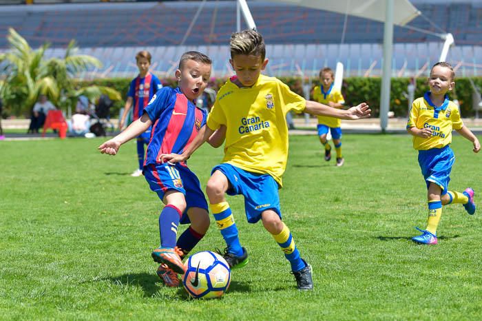 Niños aficionados del FC Barcelona y de la UD ...