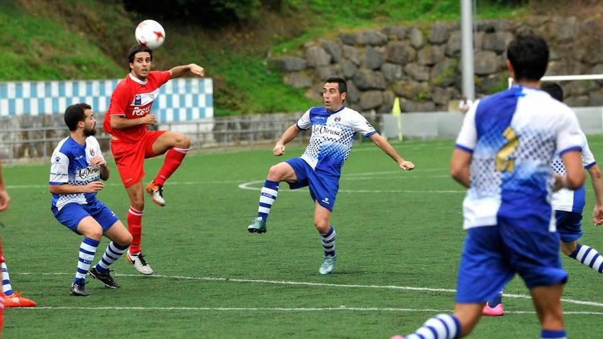 David González cabecea el balón en Tuilla esta temporada.