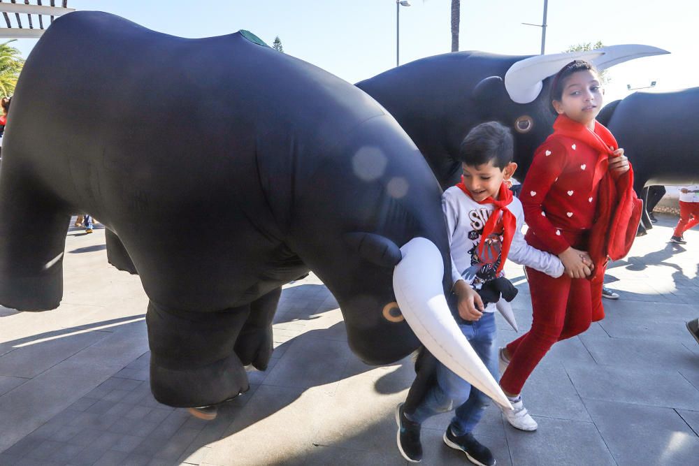 Toros "bravos" y carreras con el San Fermín infantil en de las fiestas patronales de Torrevieja