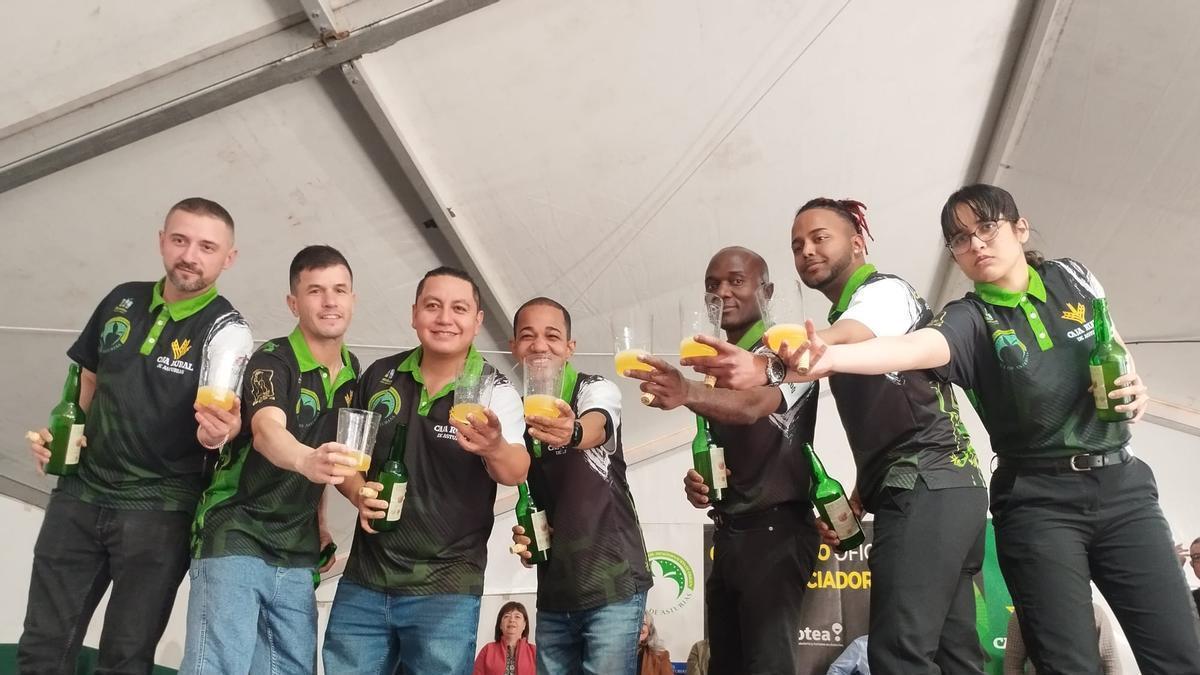 Rubén Campa revalida su título local en el Concurso de Escanciadores de Llanera, en el que se proclamó campeón Salvador Ondó