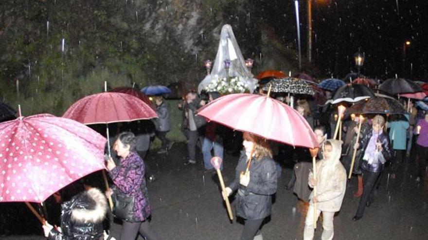 La procesión de Blimea, que salió a pesar de la lluvia y que atrajo a muchos fieles.