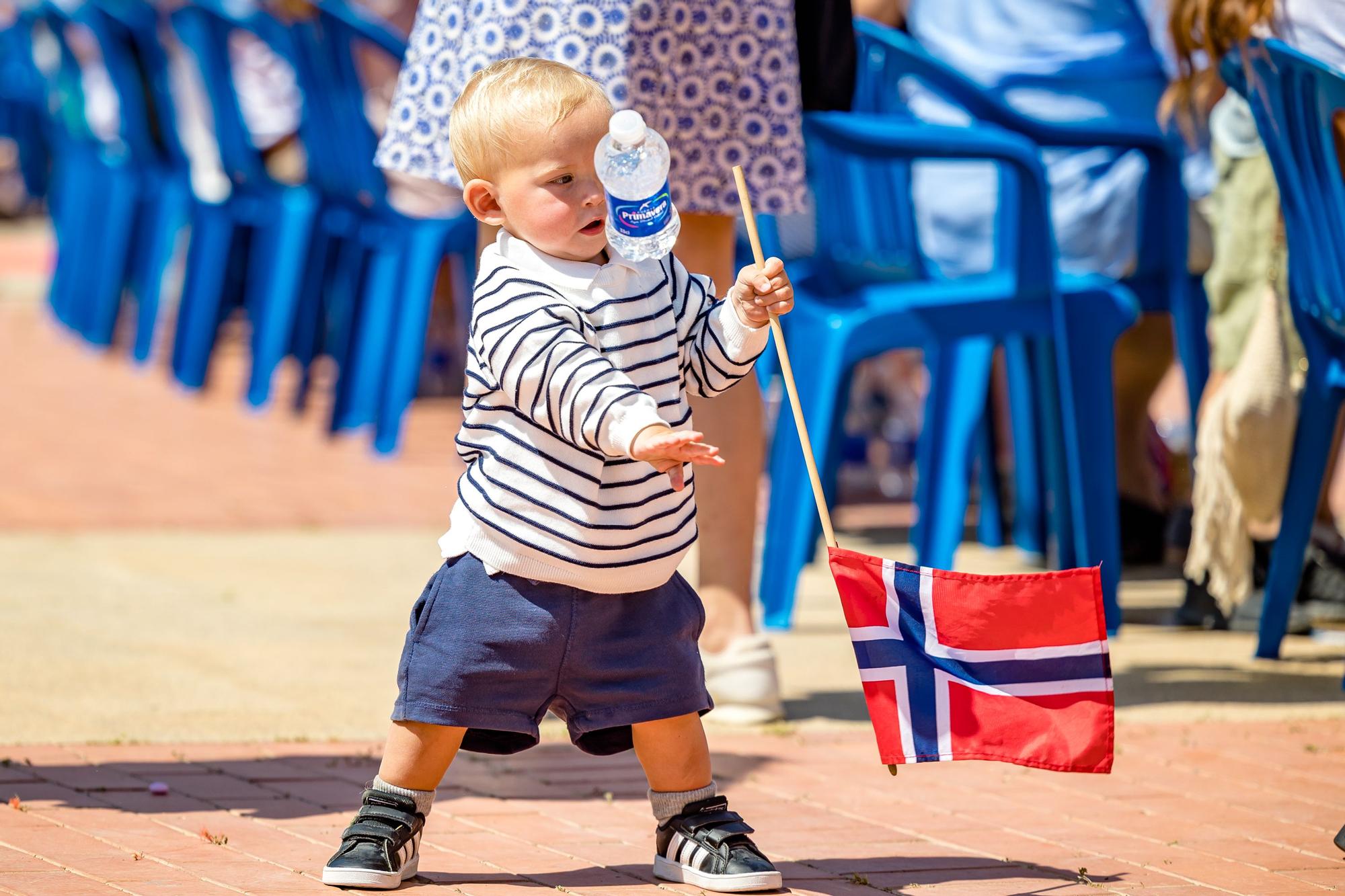 Banderas, desfiles, música, trajes regionales y un sol de justicia. L'Alfàs del Pi ha vuelto a ser este martes una "pequeña" Noruega con la celebración día oficial del país.