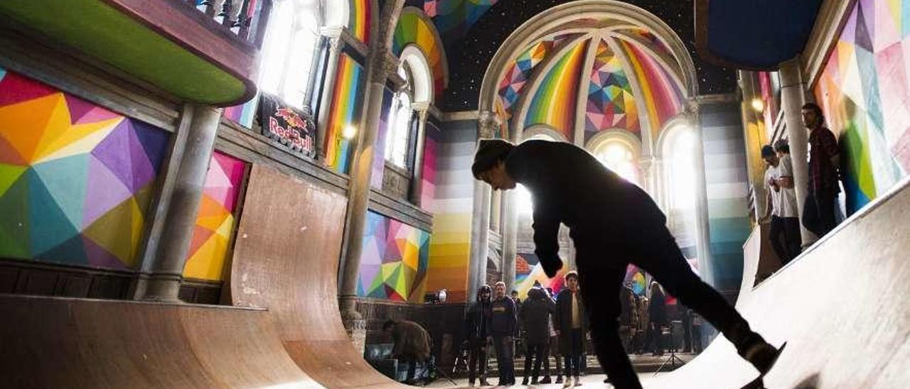 Un skater en la iglesia de Coruño.