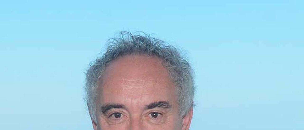 El cocinero y restaurador Ferran Adrià, en el Náutico de Sangenjo.