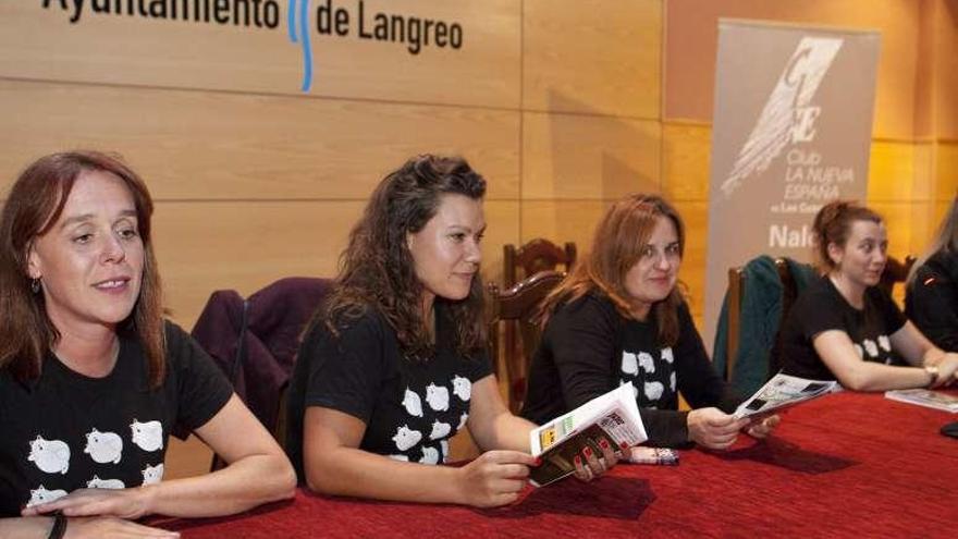 Miembros de &quot;L&#039;Enguedeyu&quot;, durante la presentación.