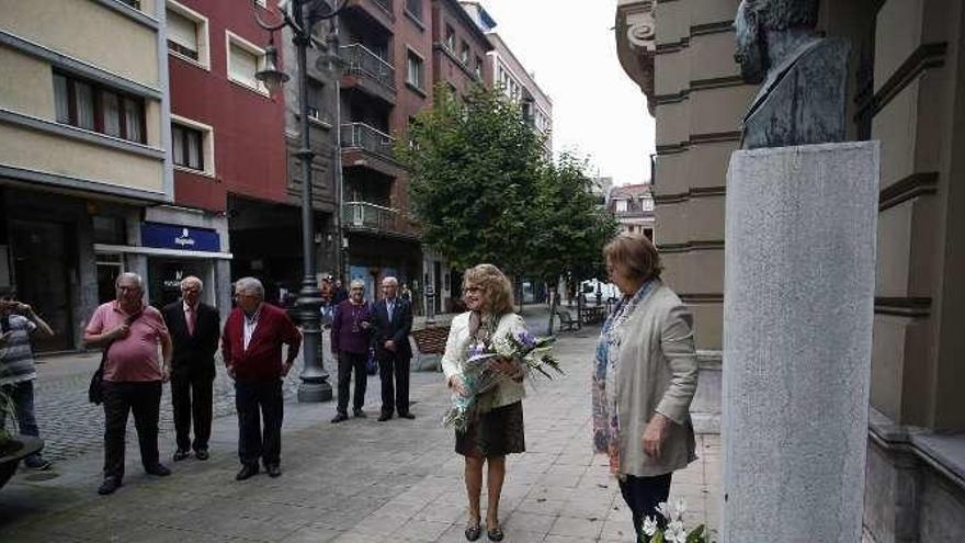 La ofrenda floral al escritor Armando Palacio Valdés, ayer, junto a su busto de homenaje en la entrada del teatro.