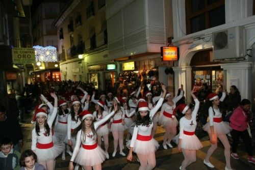 Cabalgata de la ilusión y cuento "El año que Mama Noel repartió los regalos"