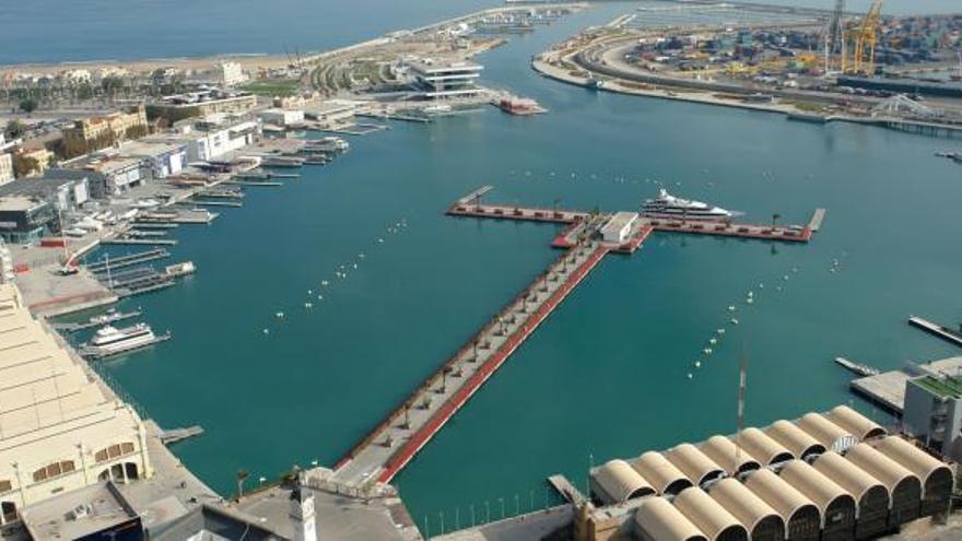 Imagen panorámica de la dársena interior del Puerto de Valencia, donde se encuentran vacías las sedes de los equipos de  la Copa del América. mrw