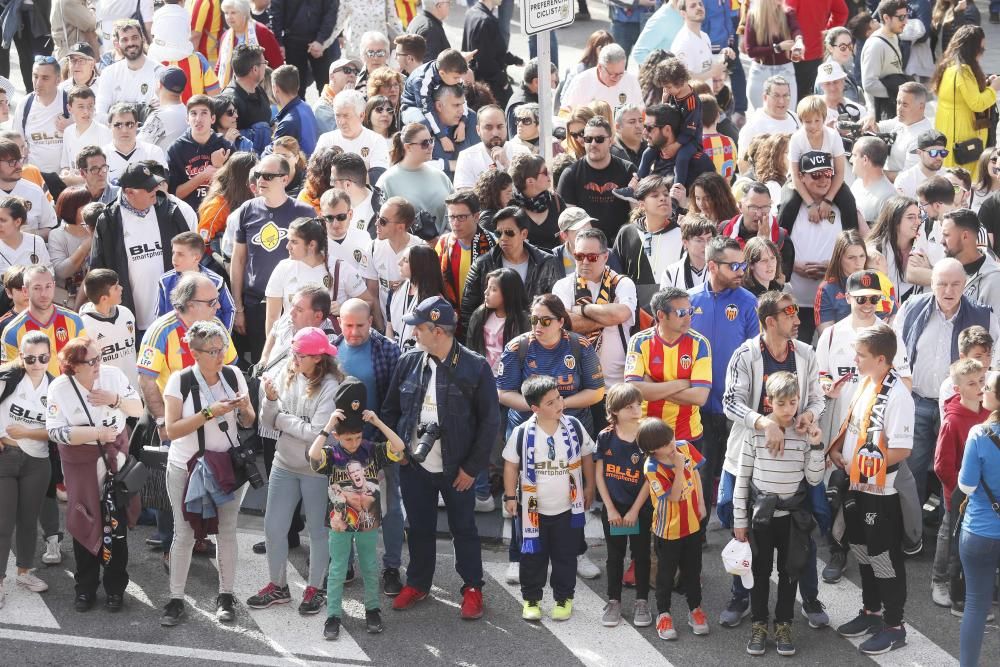 Miles de aficionados en el partido de las Leyendas del Valencia CF