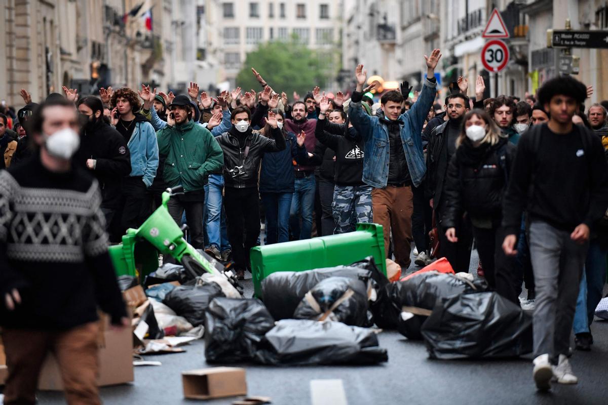 Protestas en Francia. Miles de ciudadanos se echan a las calles para manifestar su descontento con el fallo del Constitucional francés y que ha generado altercados en diferentes ciudades