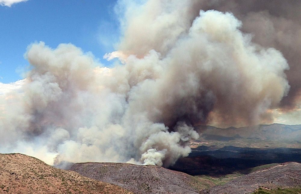 Un incendio amenaza la Calderona en Gátova