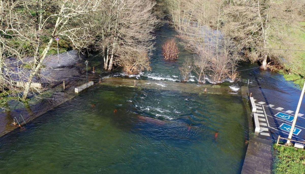 El puente de Pozo do Boi permanecía ayer cubierto por el caudal. 2 enero 2023. Bernabé