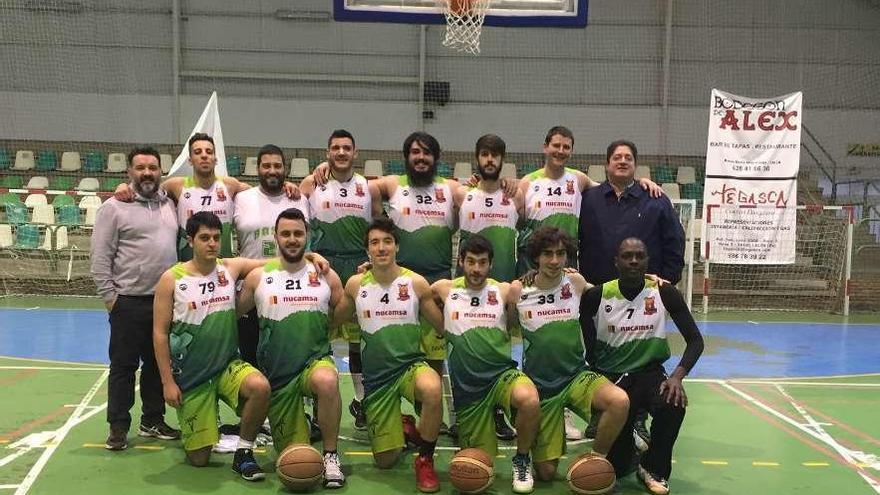 Plantilla y cuerpo técnico del Nucamsa Basketdeza que milita en la Tercera gallega.