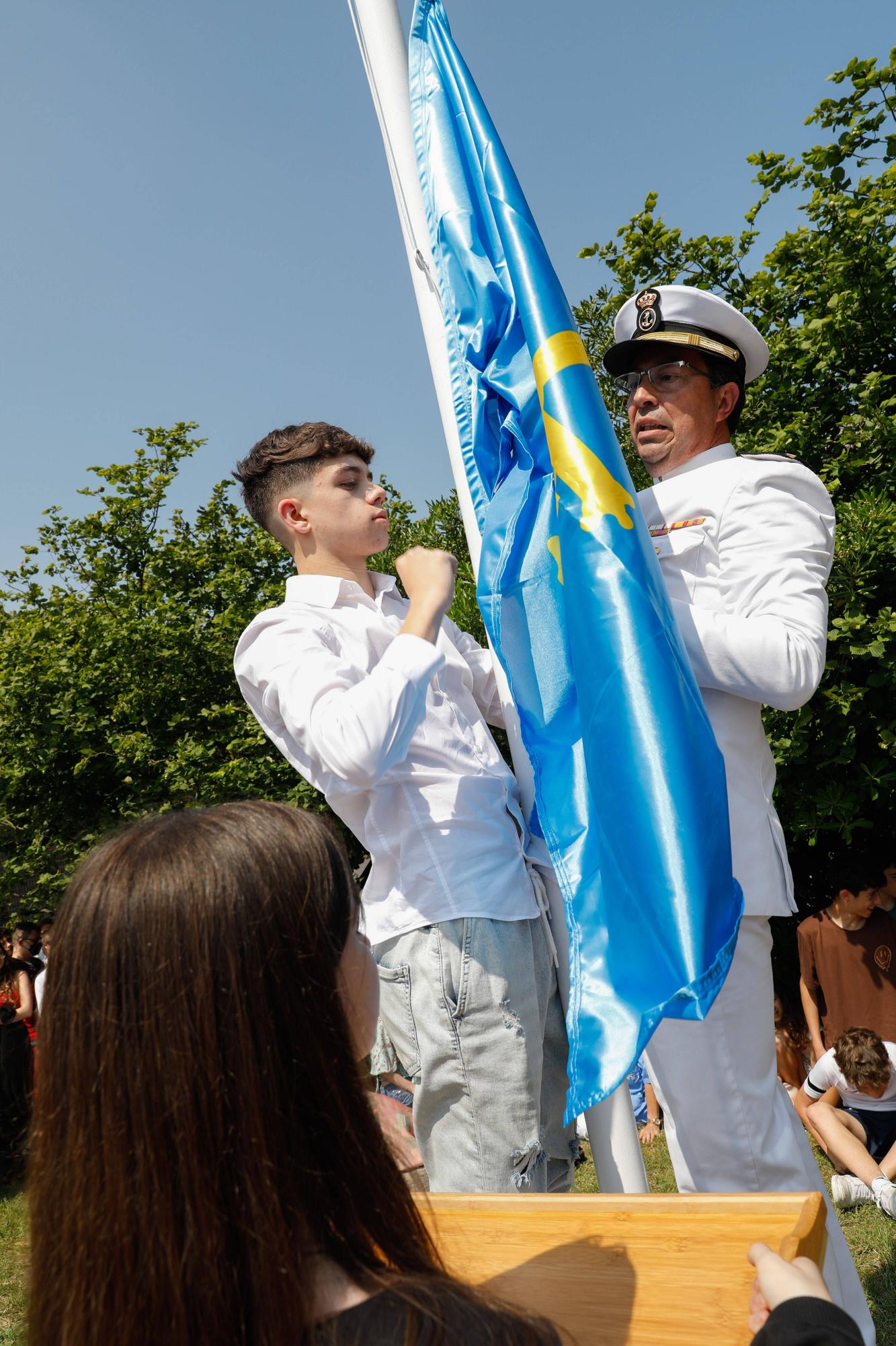 EN IMAGENES: Así fue el izado de bandera en el IES Número 5 de Avilés