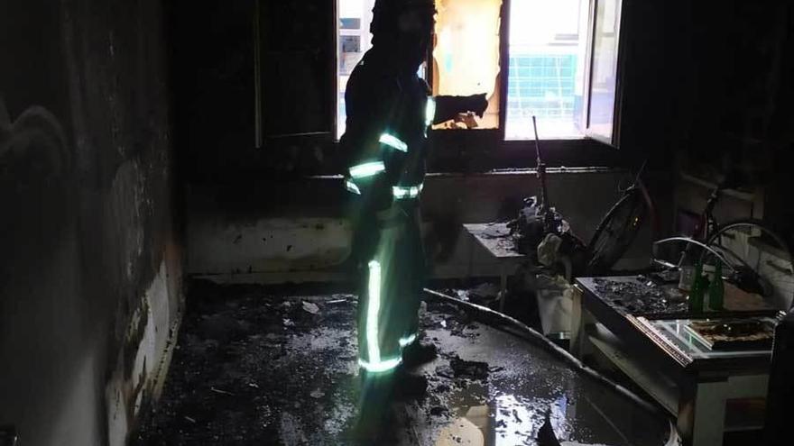 Un bombero, en la cocina de la vivienda afectada.