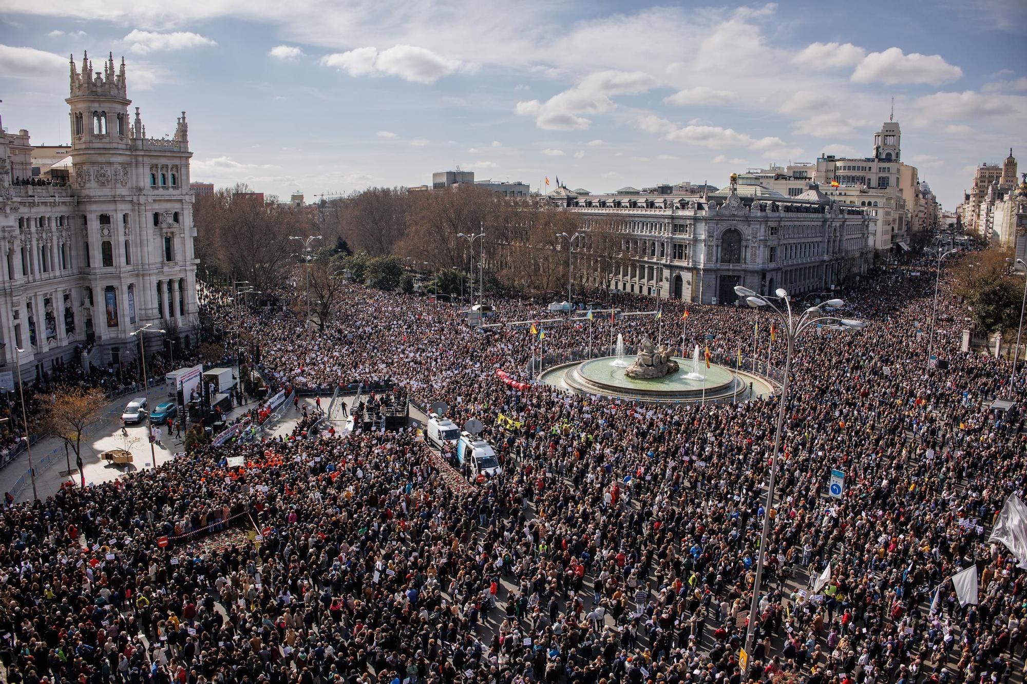 Miles de personas se manifiestan en Madrid contra el desmantelamiento de la sanidad pública, a 12 de febrero de 2023.