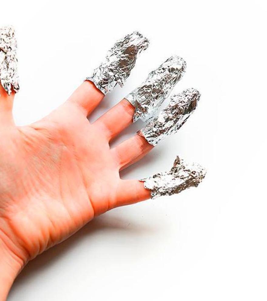 Fundas de aluminio en las uñas: el sofisticado secreto que cada vez se usa más