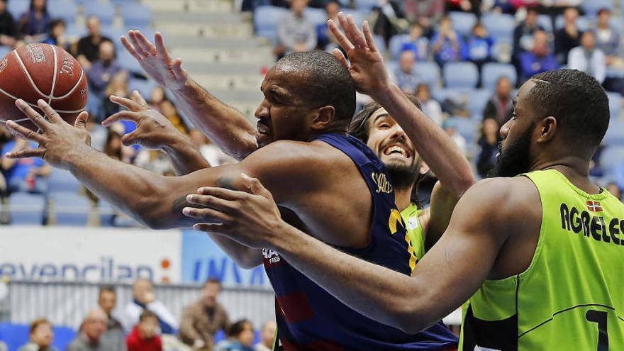 Samuels intenta controlar el balón ante Agbelese y Grimau.