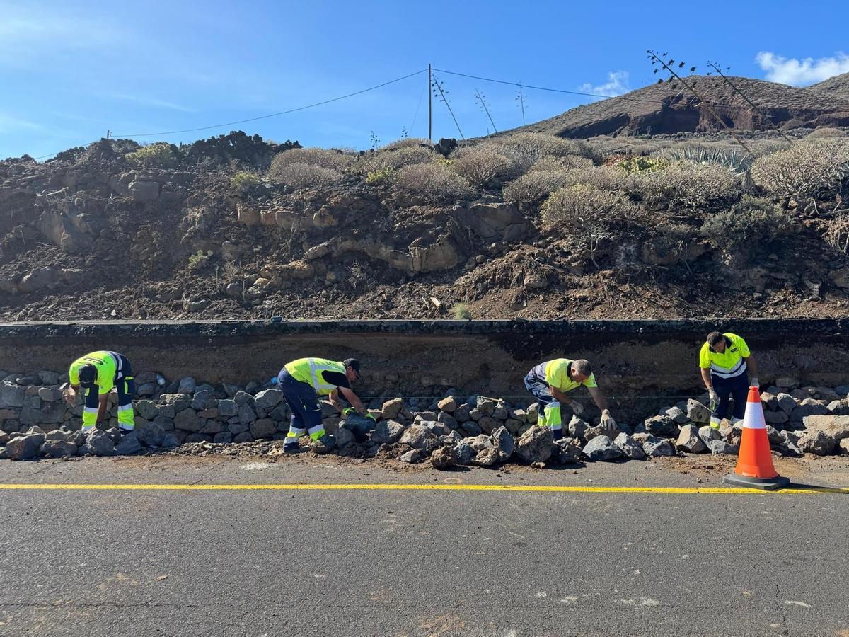 Un grupo de operarios trabaja en una vía de El Hierro.