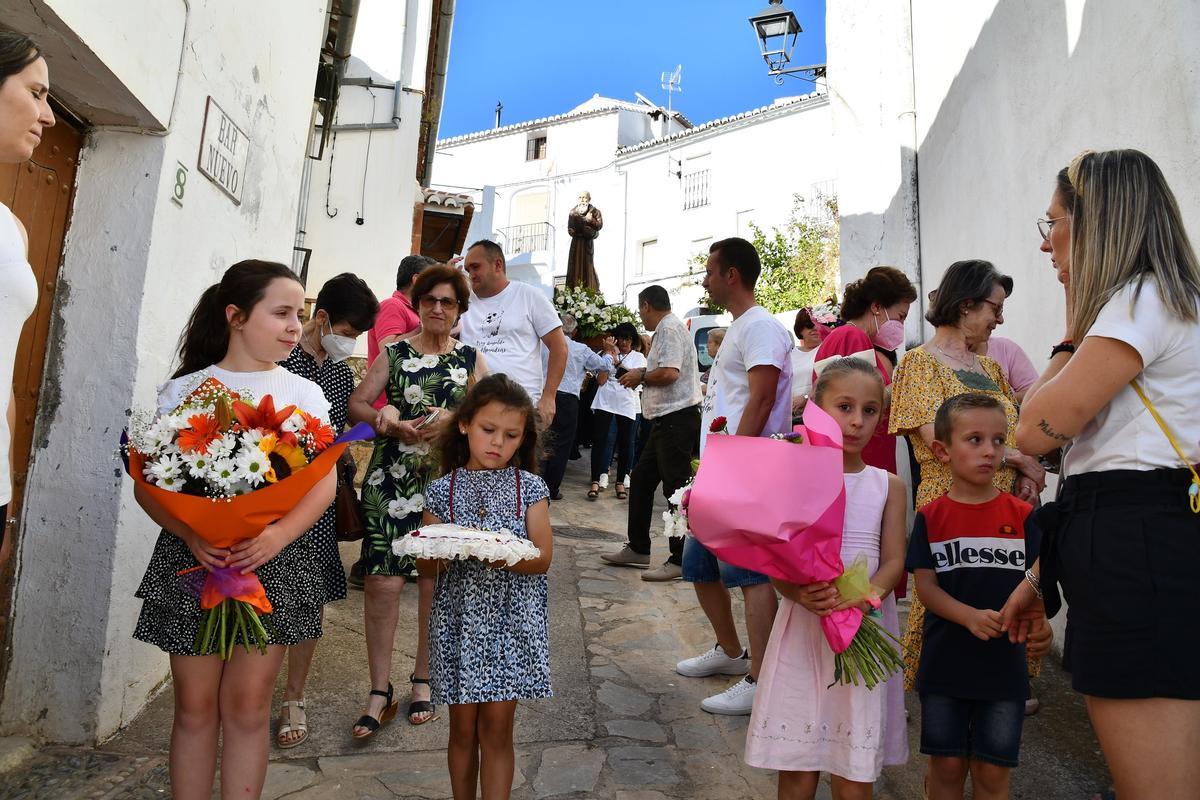 Niños y mayores acompañaron al beato por las calles de Alpandeire.