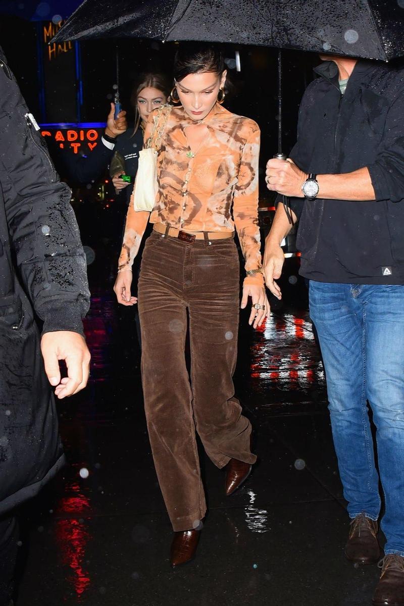 Bella Hadid con look setentero por las calles de Nueva York