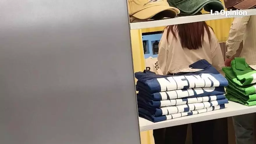 La Esquina de Pull&Bear presenta su colección masculina con camisetas 'neno'