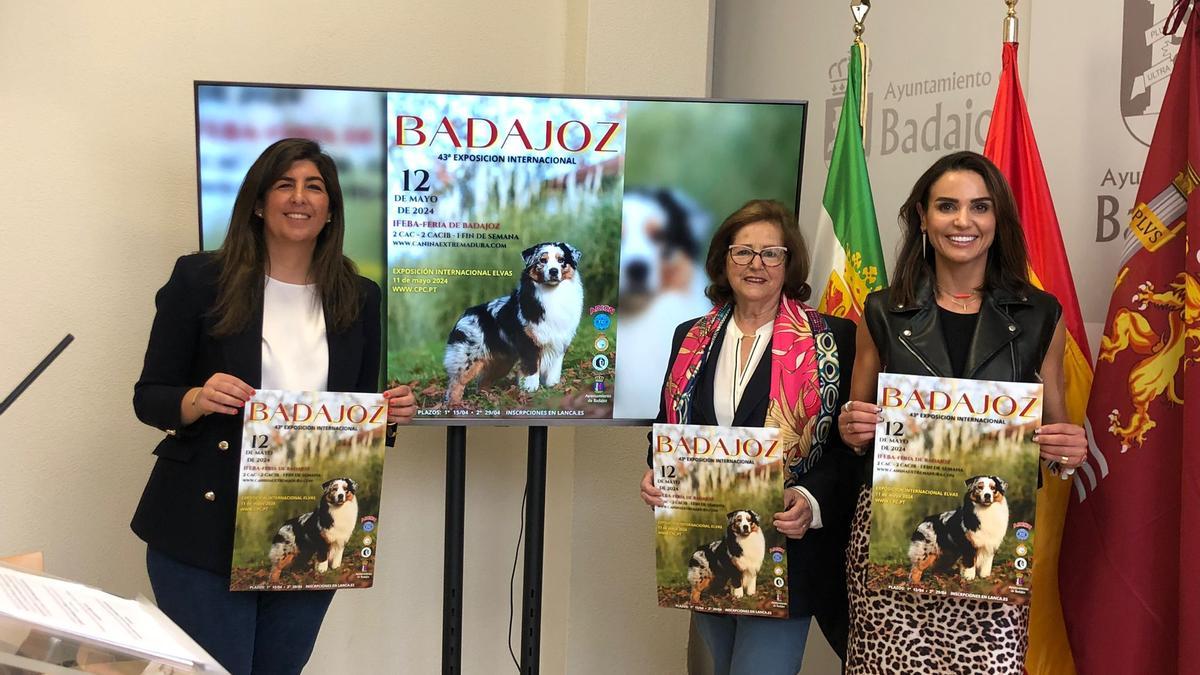 Sol Giralt, Carmen Gil y Elena Salgado en la presentación de la 43º Exposición Internacional Canina de Badajoz, hoy.