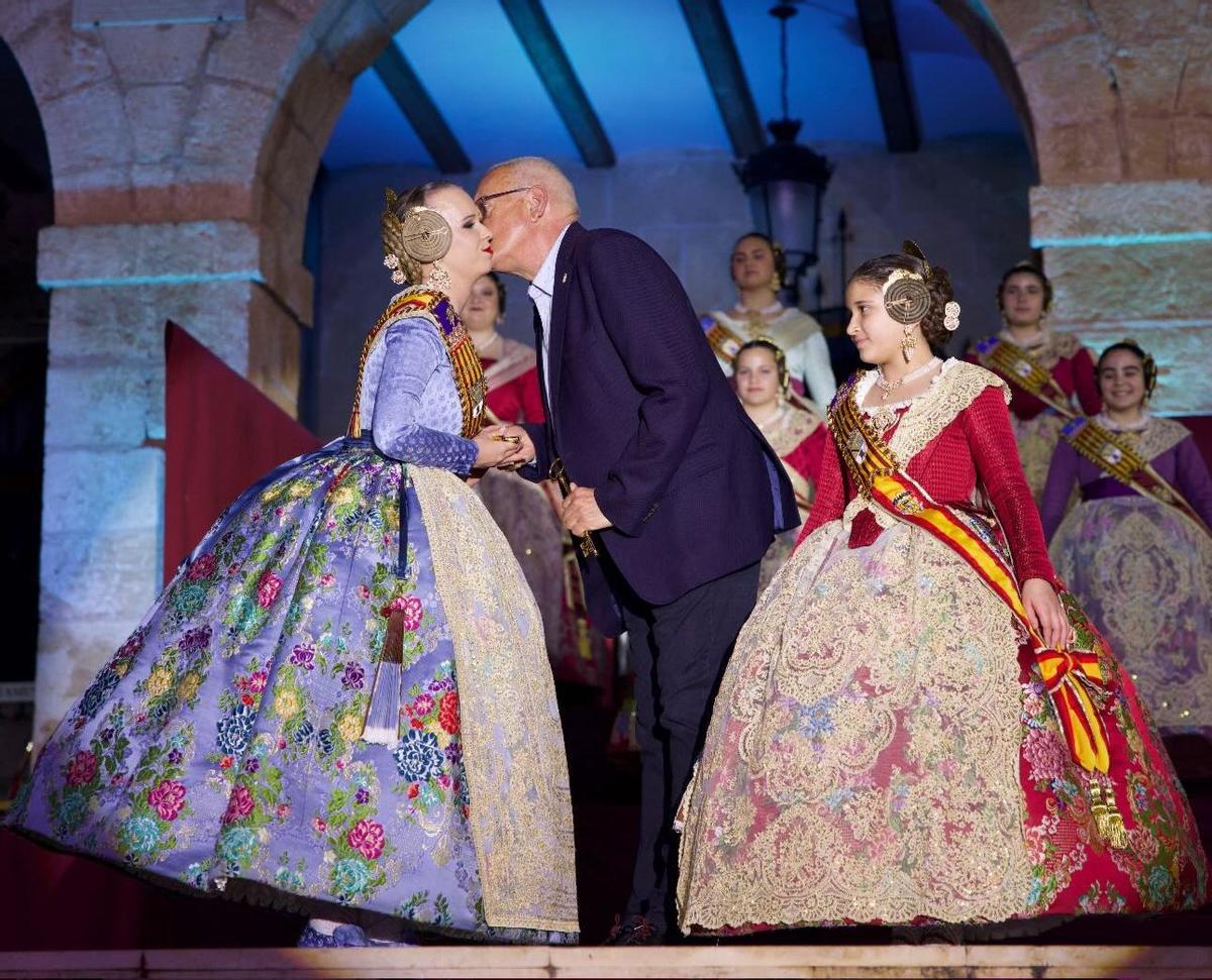 L'alcalde felicita a les falleres majors, Carla Puerto i Laura Ramón.