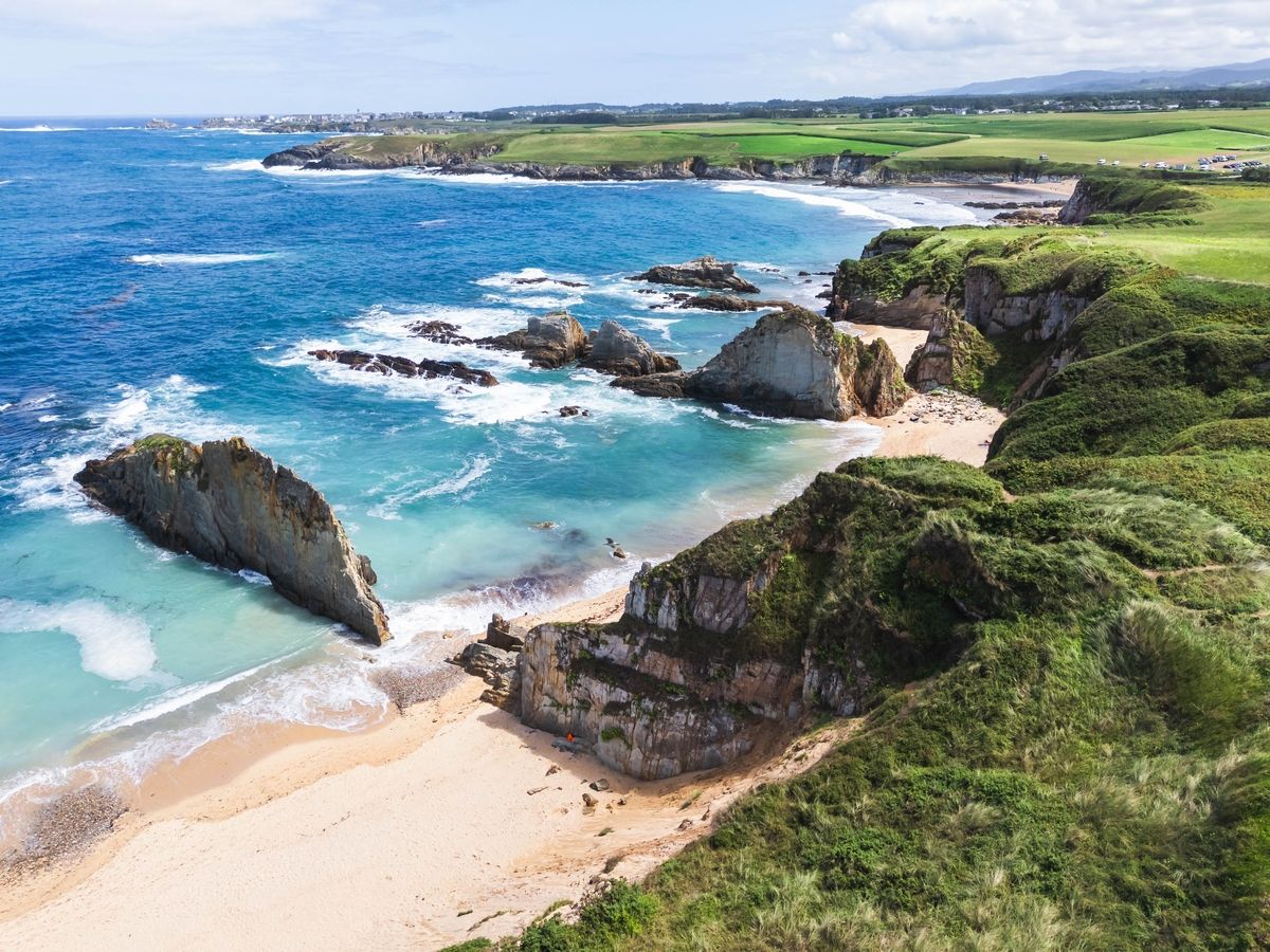 Vista Aéreas de la playa de Mexota en Serantes
