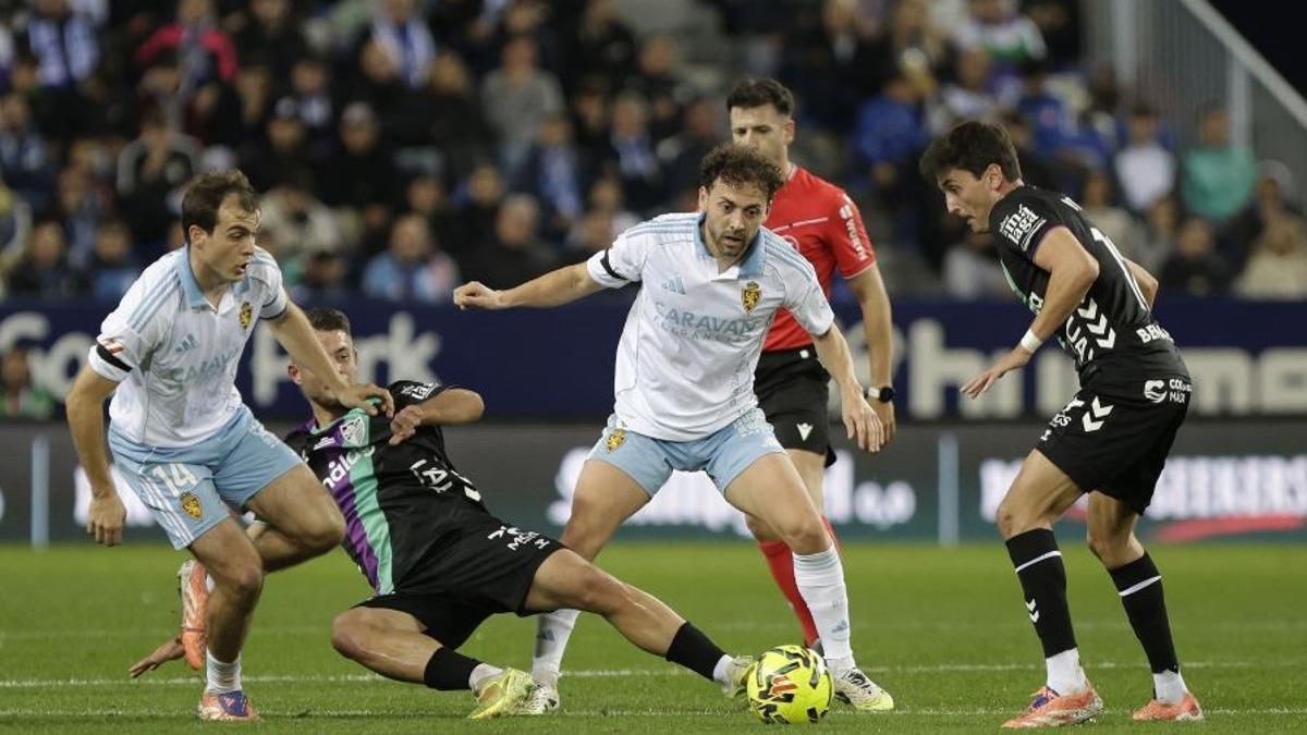 Keidi Bare disputa un balón, con Francho Serrano al lado, en el Málaga-Real Zaragoza de la primera vuelta.