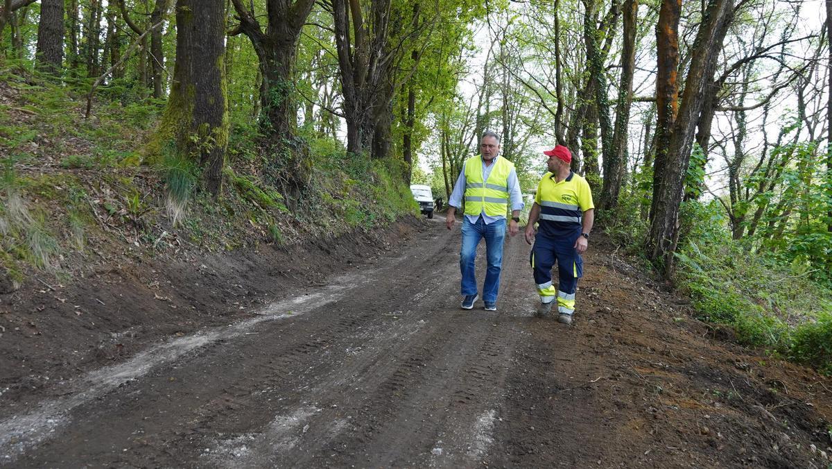 Alejandro Villa, a la izquierda, en la visita a las obras