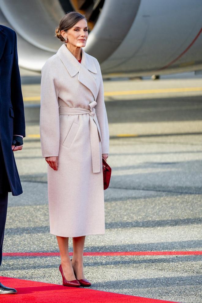 La reina Letizia aterriza en Dinamarca con un abrigo blanco de &amp; Other Stories.