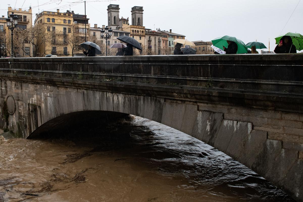 El río Onyar a su paso por Girona durante el temporal de lluvias.