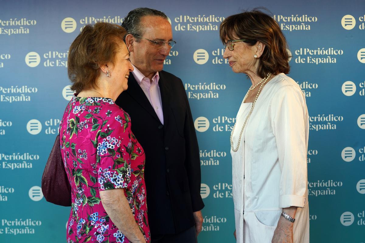 Javier Moll, presidente de Prensa Ibérica, junto a su esposa Arantza Sarasola y Pilar del Rio, viuda de Saramago.