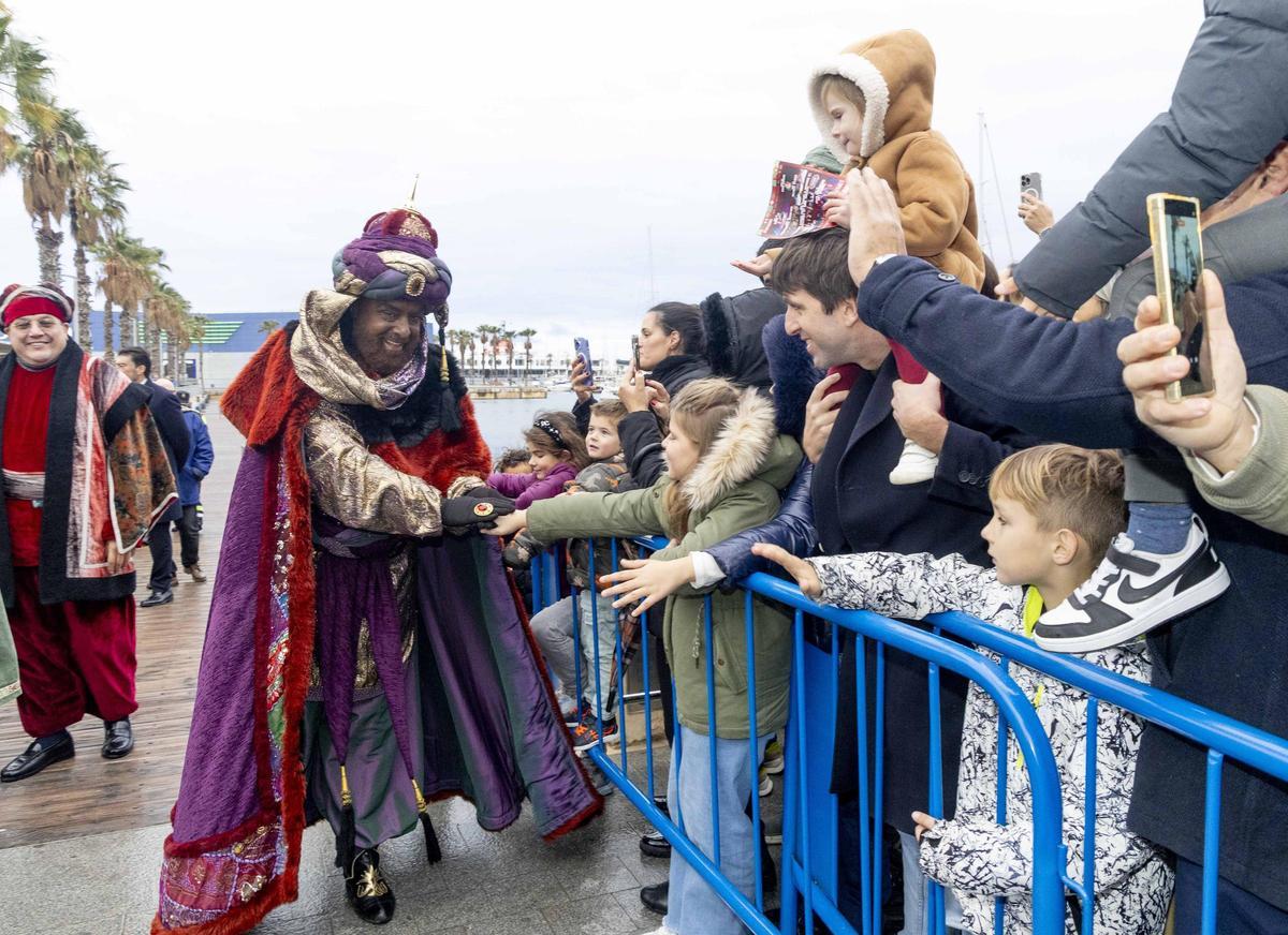 Los Reyes Magos llegan al puerto de Alicante en una tarde marcada por el frío y la lluvia