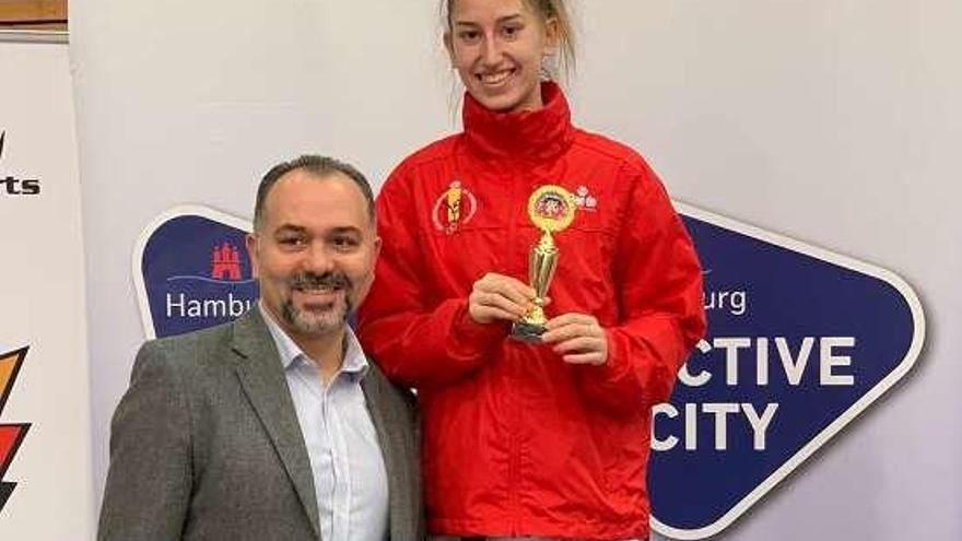 Sara Cortegoso con el trofeo. // Federación Gallega de Taekwondo