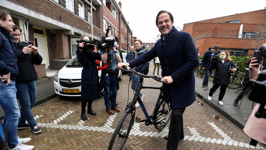 Rutte vota “orgulloso de lo logrado en los últimos años” en Países Bajos