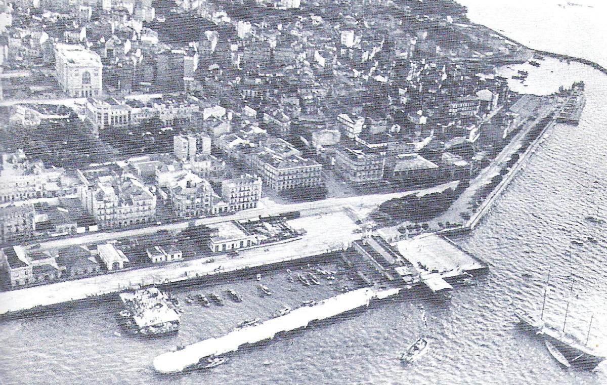 Vista aérea del Puerto y el centro de la ciudad con el Teatro García Barbón en 1927.
