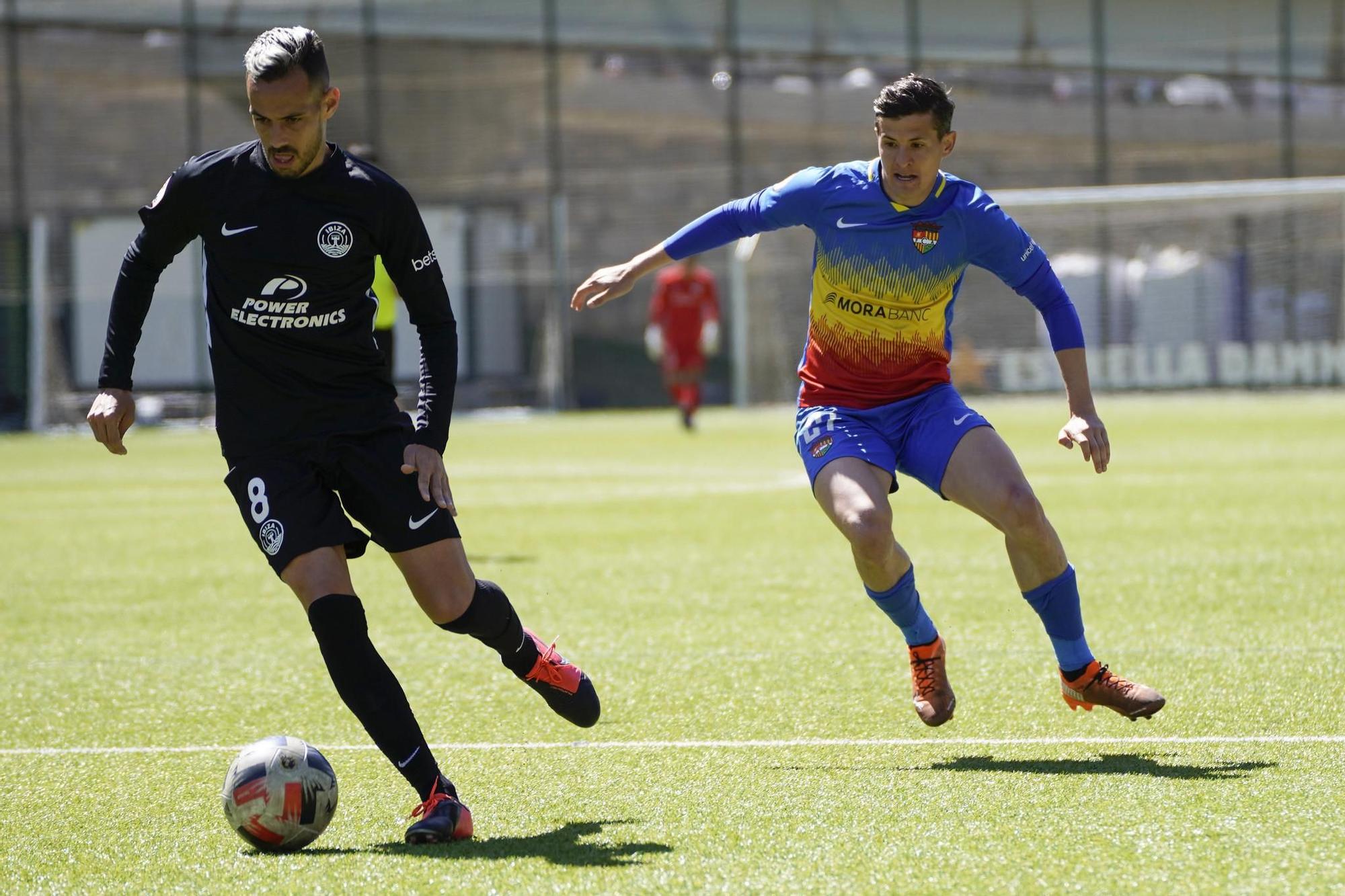 Manu Molina conduce la pelota durante el partido de este domingo