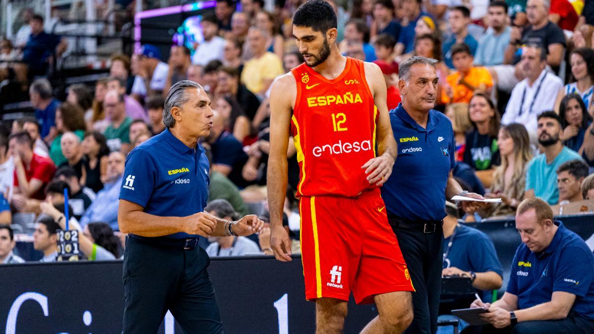 Sergio Scariolo habla con Santi Aldama en el último amistoso antes del Mundial