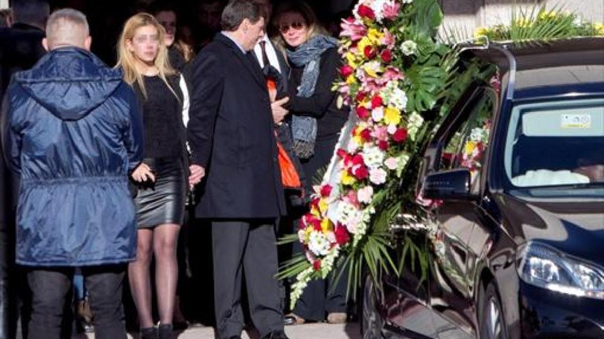 Familiares y amigos de Diana Quer, ayer, a la salida del tanatorio, en Madrid.