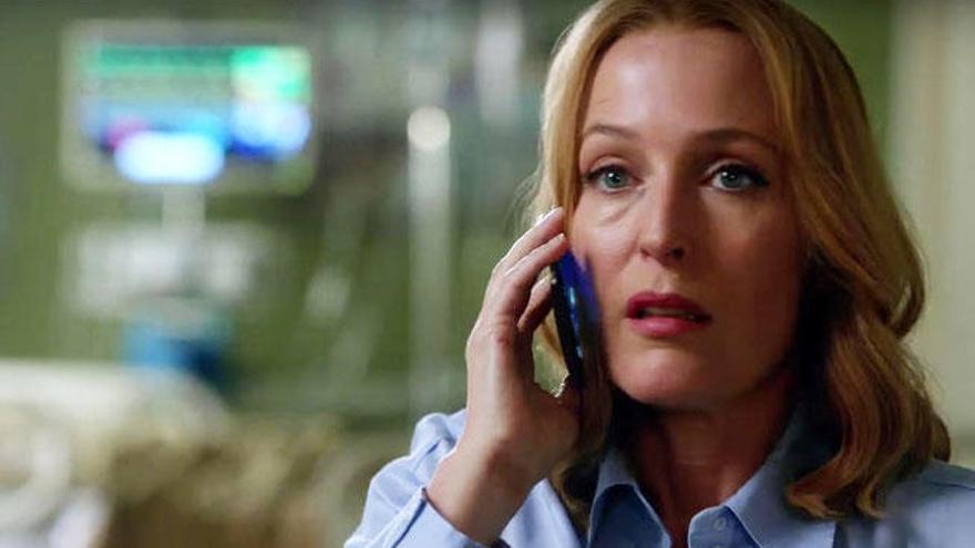 Gillian Anderson es la agente Scully.